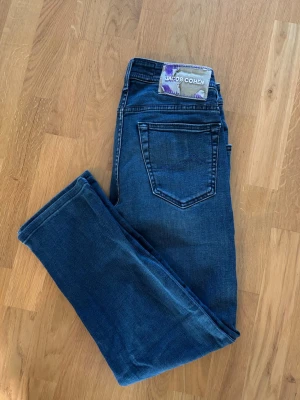 Otroliga Jacob Cohen Bard w31 - Sjukt snygg populär APC eftertrakatde Jacob Cohen jeans Bard av högsta kvalité och storlek w31 säljes. 40 cm breda i midjan och 95 cm total längd. Grym passform och perfekta nu till vintern! Superfint toppskick och tveka inte vid minsta fråga eller fundering!