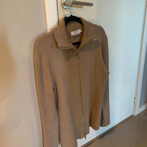 Cardigan - Säljer denna snygga Ljung Cardigan då den inte kommer till använding. Mycket sparsamt använd! En liten defekt på axeln men går att sy! (Därav Priset). 