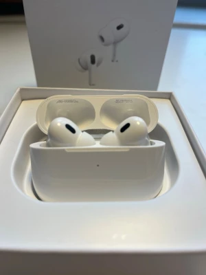 AirPods Pro  - AirPods Pro. Hörlurarna har en stilren och modern design med rundade former och sitter bekvämt i öronen. Perfekta för musik, poddar och samtal på språng. Levereras i originalförpackning.