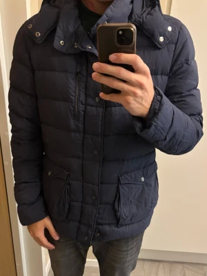 Jättefin blå Herno dunjacka storlek L (54) - Brutalt snygg sällsynt populär och eftertraktad blå Herno dun vinterjacka i storlek L. Otroligt plagg i utmärkt skick och grym passform! Tveka inte vid minsta fråga eller fundering!