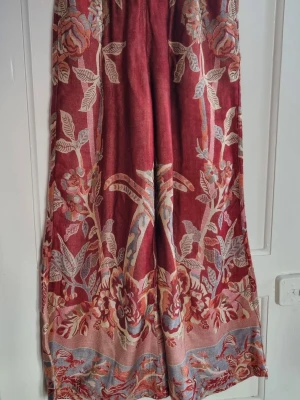 Nya vändbara byxor från Brahmaki  - Oanvända Unika byxor från Brahmaki som går att vända så att du kan få en ljusare färg. Innerlängd 70 cm  byxan Längd 100 cm storlek S  nypris 1499:-