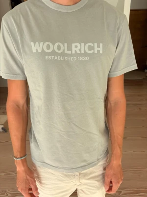 Helt Ny Woolrich T-shirt - Helt Ny Woolrich T-shirt - Skick: 10/10 - Färg: Grå - Nypris: 765kr - Vårt pris: 549kr