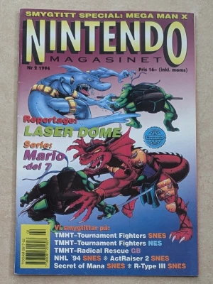Nintendo Magasinet Nr 2 1994 - Nintendo Magasinet Nr 2 från 1994 med färgstark omslagsbild av tecknade figurer från TMNT och Mega Man X. Omslaget har en mix av blå, röd, grön och gul färg och innehåller reportage om Laser Dome och serier som Mario. Perfekt för retro- och spelintresserade.