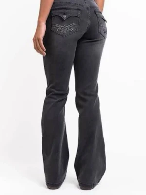 Svarta madlady bootcut jeans med broderade fickor - Snygga svarta bootcut jeans med broderade detaljer på bakfickorna. Jeansen har låg midja. Storlek 36 tall. Använda någon gång bara, så de är i mycket bra skick. Modellen heter Claire 02Low Bootcut Jeans - Washed Black. 