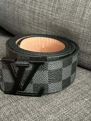 Bälte - Snyggt svart, rutigt bälte i storlek 110. Stilren design som passar till många outfits.  📏 Storlek: 110 🖤 Färg: Svart ✨ Skick: nytt skick