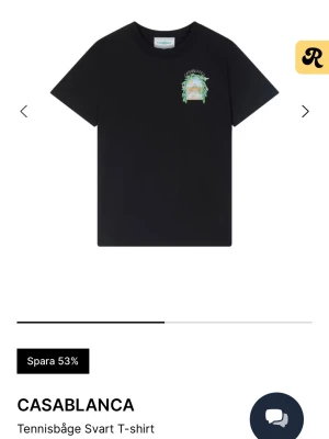 Svart t-shirt med tryck från Casablanca - Svart t-shirt från Casablanca med färgglatt tryck av tennisbana och blad på ryggen samt mindre tryck på bröstet. Klassisk passform och rund hals. Perfekt för dig som vill ha en stilren men ändå unik look.