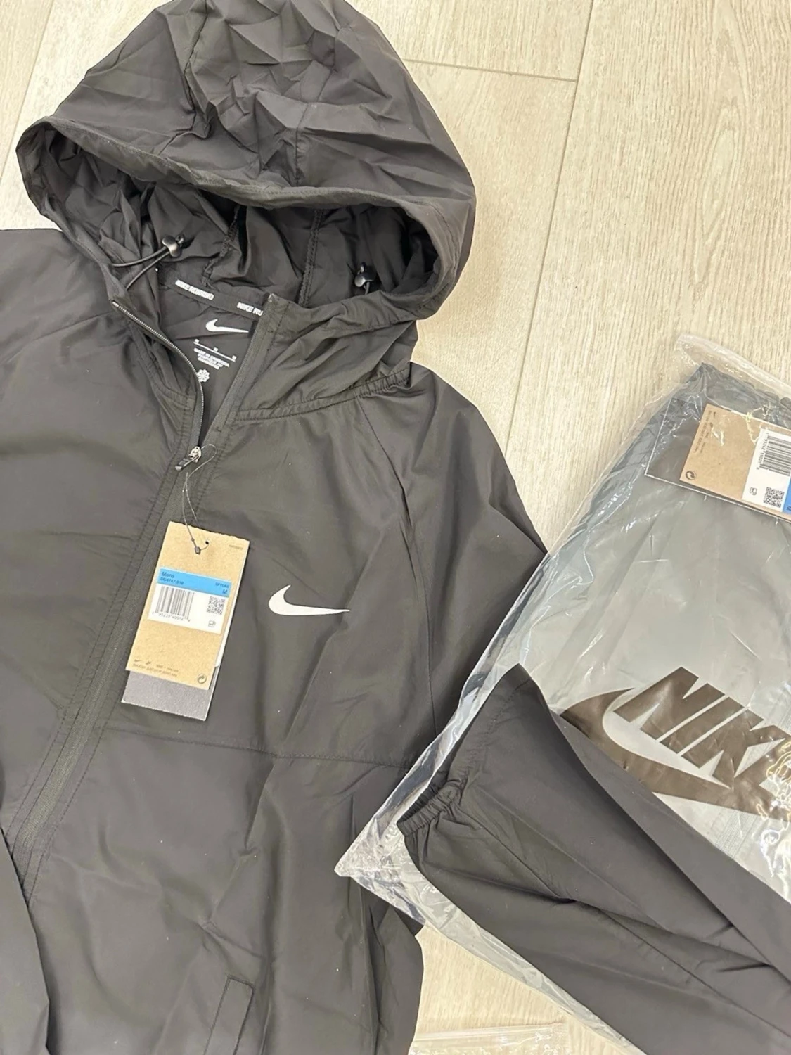 Svart vindjacka från Nike med huva - 1