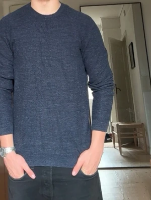 Mörkblå stickad tröja Massimo Dutti - Snygg mörkblå stickad tröja från Massimo Dutti i extrafin bomull. Tröjan har rund halsringning och långa ärmar, perfekt för en stilren och enkel look. Passar till både jeans och chinos.