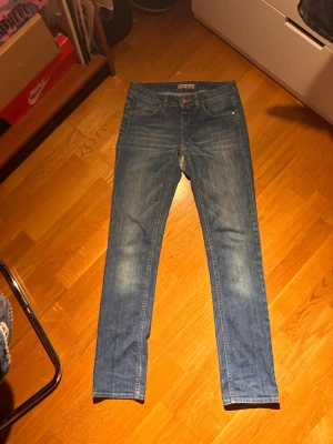 Acne jeans - Snygga acne slim fit jeans med klassisk femficksdesign och lätt slitna detaljer. Jeansen har normal midja och raka ben. Tillverkade i denim med en skön stretch för extra komfort. Perfekta för en avslappnad och trendig look.
