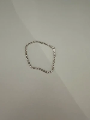 Kedjearmband i silverfärg 925 - Snyggt armband i silverfärgad metall 925 med en robust kedjedesign. Armbandet har ett klassiskt karbinlås och länkar som ger en stilren och modern look. Perfekt för dig som gillar minimalistiska accessoarer med lite edge.
