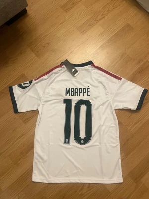 Mbappe Real Madrid tröja 26/27 - Mbappe #10 Real Madrid hemma tröja 26/27       Storlek S 