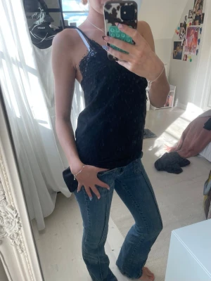 Blå bootcut jeans med sömdetaljer - Säljer ett par blå bootcut jeans med markerade sömmar framtill. Jeansen har normal passform och klassisk femficksdesign. Perfekta för en avslappnad och trendig look. Materialet känns som bomull med lite stretch.