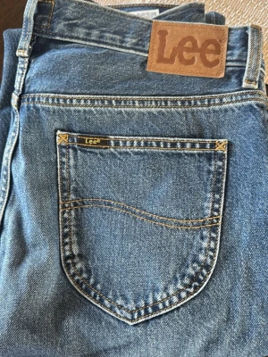 Blå Lee jeans med klassisk passform - Säljer ett par blå jeans från Lee . Storlek 30x32
