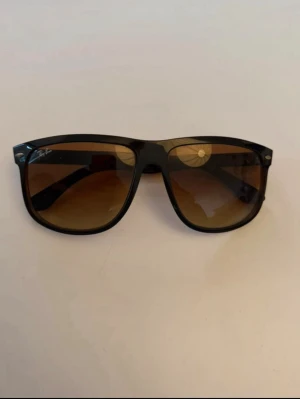 Rayban boyfriend  - Säljer dessa bruna rayban boyfriend solglasögonen. Grymt skick. Självklart äkta. Endast solglasögon följer med vid köp. Hör av dig vid minsta lilla fundering!