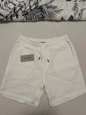Vita Shorts - Säljer dessa snygga vita shorts från Only sons eftersom jag råkat beställa fel storlek. Skicket är helt nytt och de har aldrig använts. Shortsen är köpta från Boozt för 499kr, priset kan diskuteras!