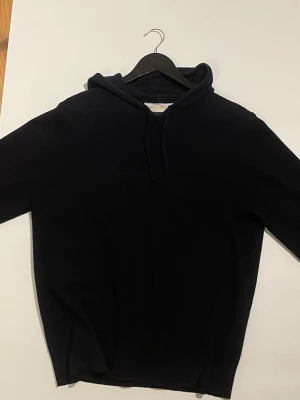 Kashmir hoodie  - Kashmir hoodie i bra skick - inga stora märkbara defekter. Fraktas snabbt med instabox, storlek S men är lite krymt så passar även XS