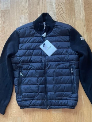 Moncler cardigan - Bästa kvaliten på marknaden✅ Endast 1 kvar i storlek 👍 Endast 1-3 dagars leveranstid📦 Bästa priset för kvaliten på marknaden endast 1500kr