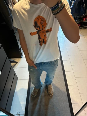 Vit t-shirt med grafiskt tryck - Vit t-shirt i bomull med ett stort grafiskt tryck 