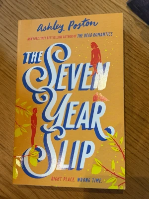 The Seven Year Slip av Ashley Poston - Säljer denna populära booktok bok. Boken är läst men i fint skick utan skador eller defekter. Boken är på engelska. Nypris 159kr. Pris kan självklart diskuteras vid snabb affär. Bundles går att köpa! Kolla gärna in min profil för fler böcker och tveka inte på att höra av dig vid frågor!💕