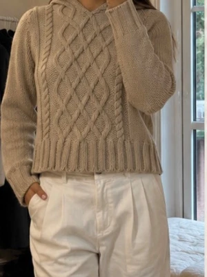 Benetton Knit Hoodie | M - Mysig och trendig stickad hoodie från United Colors of Benetton i en superfin beige/taupe färg 🤎 50% ull och 50% akryl, med fint flätstickat mönster och stor huva. Perfekt oversized/mysig look med jeans eller mjukisbyxor ✨ 📏 Strl M 🤎 Beige/taupe 🧶 50% ull / 50% akryl ✨ Fint skick, använd få gånger