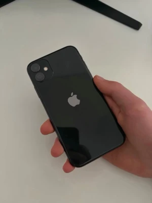 Iphone 11  - Säljer min gamla svart iPhone 11 64GB. Mobilen är i extremt bra skick och har 97% batterihälsa. Det ända som ej funkar är face id annars funkar allt och den har inga skador. Köptes för 3600kr. Priset kan diskuteras.