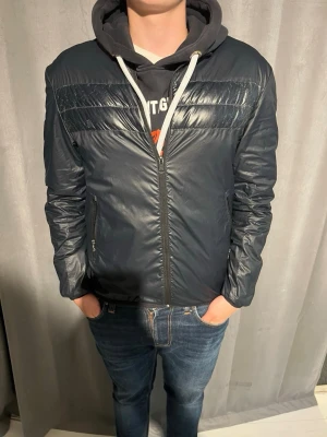Colmar vindjacka - Mörkblå Colmar vindjacka! -Skick 7/10! -Storlek S!- Pris 499kr nypris cirka 1199kr! Hör av er vid minsta lilla fråga eller fundering!
