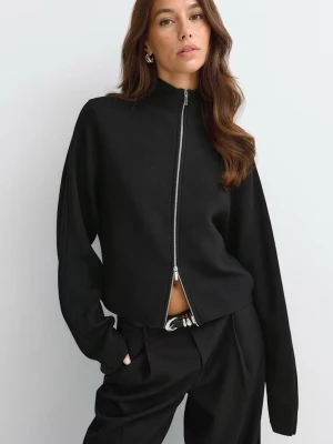 Svart ziptröja  - Svart ziptröja med krage och hel dragkedja framtill. Aldrig använd och prislapp kvar, för stor därav kommer den inte till användning. Nypris 559kr