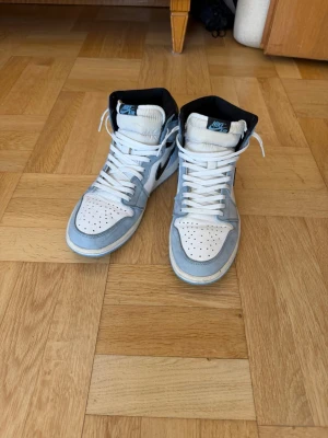 Nike Air Jordan 1 University Blue - Säljer ett par Nike Air Jordan 1 University blue. Knappt använda i storlek 47,5 (passar som 46/47). . Pris kan diskuteras vid snabb affär. 