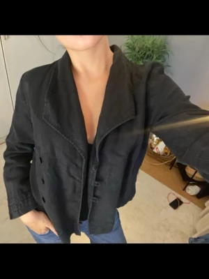 Linnejacka - En härlig blazer/jacka/kofta (??) i 100% linne material. Står storlek L men absolut mer S/M 