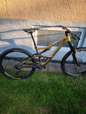 Orbea till salu - Säljer min orbea med heldämpad ram, breda däck och svart styre. Cykeln har skivbromsar och robusta hjul, perfekt för tuffare terräng och skogsstigar. Sadel och handtag är svarta och ramen har en modern design.