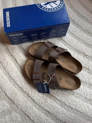 Birkenstock Arizona  - Helt nya oanvända Birkenstock Arizona i färgen mocca. Storlek 42. Hör av er vid funderingar 🙌🏼