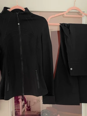 Lululemon set, define jacket & flare pants. - Säljer båda plaggen ihop i ett set - strl M / 8 Använt sparsamt, setet är i nyskick.    Lululemon define NULU jacket svart - Strl M/ size 8  Lululemon GROOVE NULU high-rise flared regular svart - Strl M/8   Jag har inte bilder med setet på, jag känner mig inte fit i setet och kommer därför inte ta bilder och skicka på min kropp i kläderna, tack på förhand.