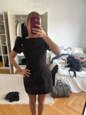 Svart kort klänning med puffärm - Super snygg klänning från Zara ensdast använd 1 gång 