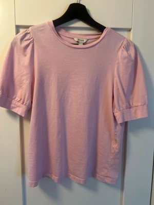 Ljusrosa t-shirt  - Ljusrosa t-shirt i storlek s🌸
