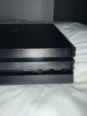 Ps4 pro  - 1TB  kommer med alla sladdar (pris kan diskuteras)