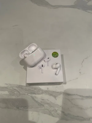 Vita trådlösa in-ear hörlurar - Säljer ett par vita trådlösa in-ear hörlurar med laddningsetui. Hörlurarna har en stilren och modern design med korta stjälkar och silikonproppar för bra passform. Perfekta för musik, poddar och samtal på språng.