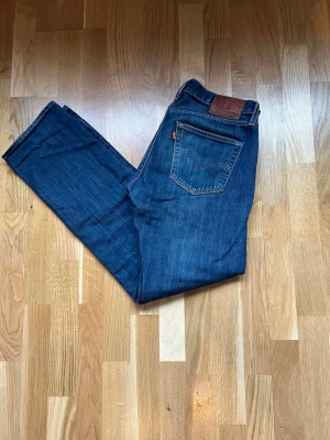 Levis 501 - Hej säljer ett par fin Levis 501 i ganska bra skick, i storlek w30 l32 hör av er vid frågor😊