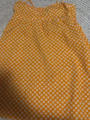 Supersöt orange klänning - Supersöt klänning. Använd fåtal gånger och i väldigt bra skick. Superskön! Pris kan diskuteras och fraktar oftast samma dag!🧡🧡🧡