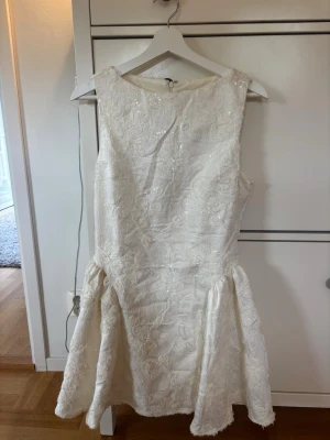 Vit klänning/studentklänning  - Jag säljer en vit känning som är i mycket gott skick. Jag säljer den då den är i fel storlek. Jag skulle säga att den mer passar en 38 trots att den ska vara  36 i storlek. Den är perfekt exempelvis till student. Den är dock inte kritvit. Nypris är 799 kr.
