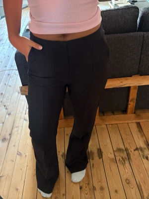 Svarta kostymbyxor  - Säljer ett par svarta kostymbyxor med rak passform och mid waist.