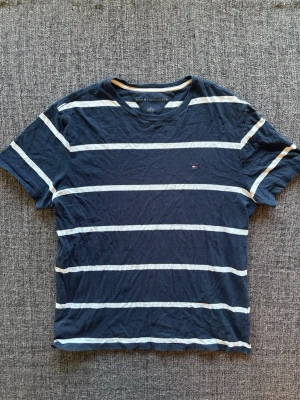 Tommy Hilfiger T-shirt ~ vintage  - Säljer nu denna sjukt snygga Tommy Hilfiger T-shirten | st M ~ 175–185cm | passar perfekt till sommar och höst! Modellen produceras inte längre och är därav väldigt sällsynt. Kan även gå ner lite i pris vid snabb affär🍁🫶