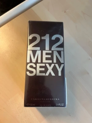 212 Men Sexy Eau de Toilette 100ml - Carolina Herrera 212 Men Sexy 100 ml. Helt ny och oöppnad i originalförpackningen. Fick den i födelsedagspresent men har redan samma parfym så säljer den vidare.