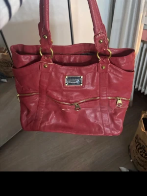Röd handväska Marc by Marc Jacobs - Den har små slitage som syns på bilderna den är röd rosa