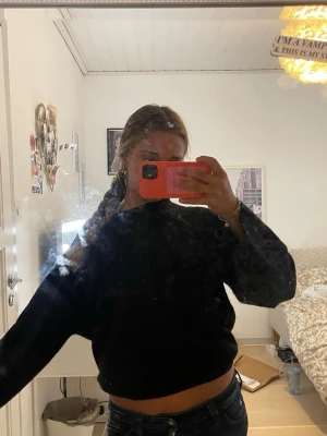 Svart oversized tröja - Säljer en svart oversized tröja med långa ärmar och avslappnad passform. Tröjan har en enkel design utan synliga loggor eller mönster och är perfekt för en chill och casual stil. Passar bra till jeans eller leggings. Den är i storlek M men passar mig som är S 
