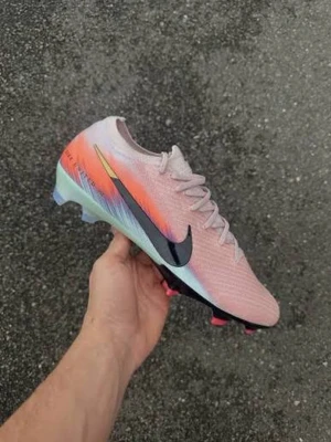 Nike Mercurial Vapor 16 Elite Fotbollssko - Silt Röd/Blå - Säljer ett par Nike Mercurial fotbollsskor i rosa med svart swoosh och färgskiftande detaljer i orange, blått och lila. Skorna har snörning, låg profil och greppig yttersula med rosa dobbar. Perfekta för dig som vill sticka ut på planen.