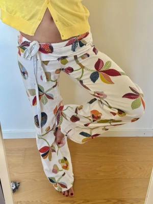 Mönstrade low waist byxor  -  Supersnygga låg midja det byxor som är sydd av mig! Därför helt unika! Passar med med. S och jag är 162 cm för referens. 🌺