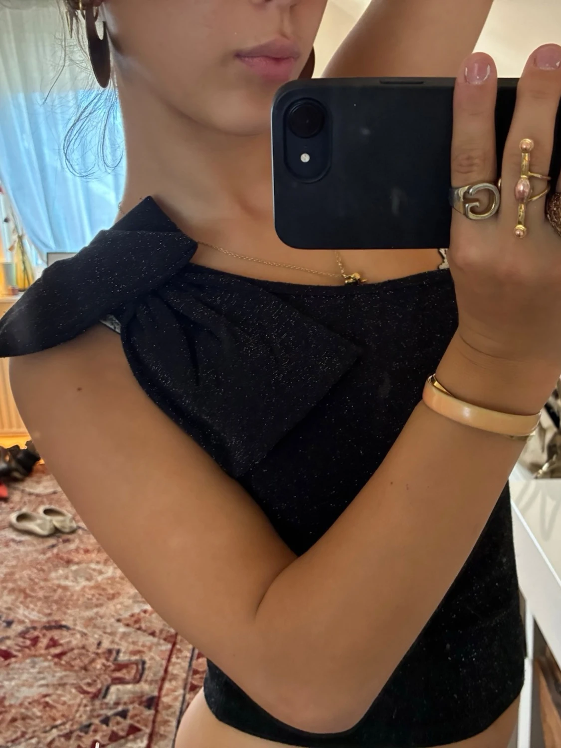 Svart oneshoulder topp med rosett - 1