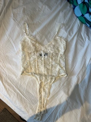 Spetsbody - Säljer denna superfina spetsbody från Bershka! Perfekt för utgång eller vinkväll 🍷Använd en gång, fint skick. Storlek S