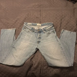 Ljusblå jeans från Jack & Jones Relaxed/Chris - Säljer ett par ljusblå jeans från Jack & Jones, modell Relaxed/Chris med storleken W30 L32. Säljer de då dem är för små men riktigt fint skick. Jeansen har raka ben och normal passform. Perfekta för en avslappnad stil och passar till det mesta. Vid funderingar så tveka inte att höra av er. 