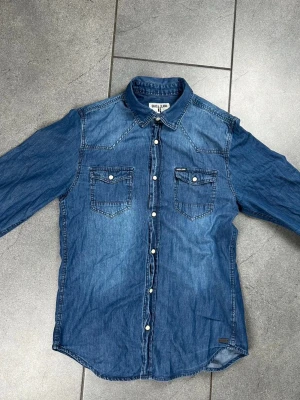 Jeansskjorta herr storlek S  - Jeansskjorta för herr i ett mycket fint skick. Storlek S.